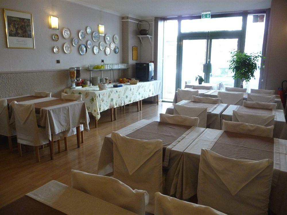 Hotel Alexander Perpignan Bagian luar foto
