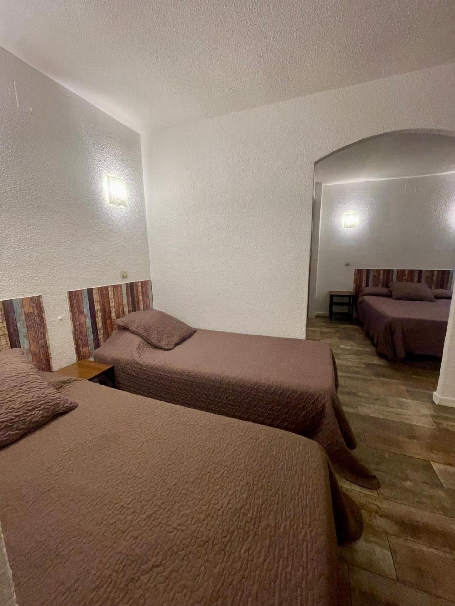 Hotel Alexander Perpignan Bagian luar foto