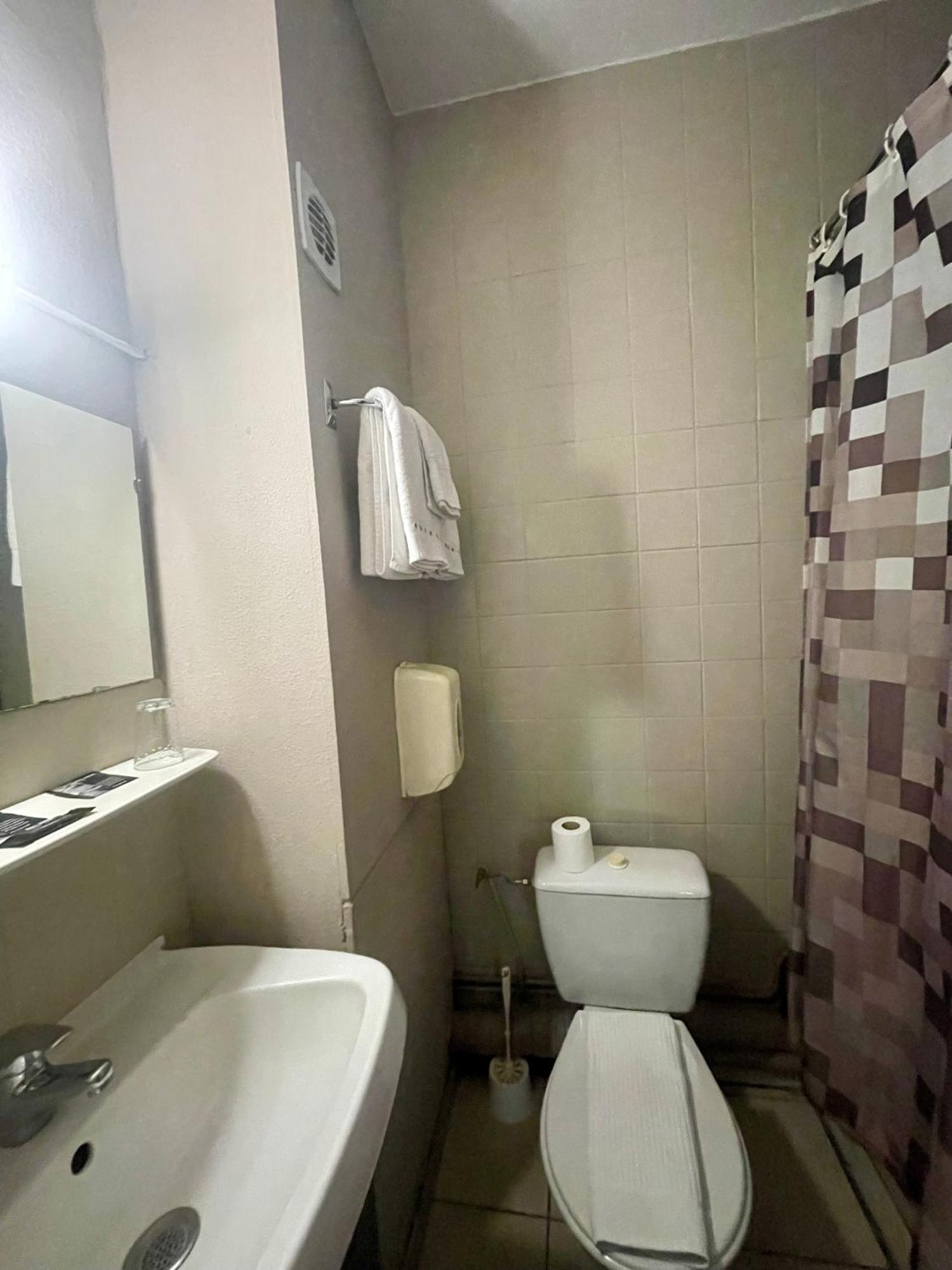 Hotel Alexander Perpignan Bagian luar foto