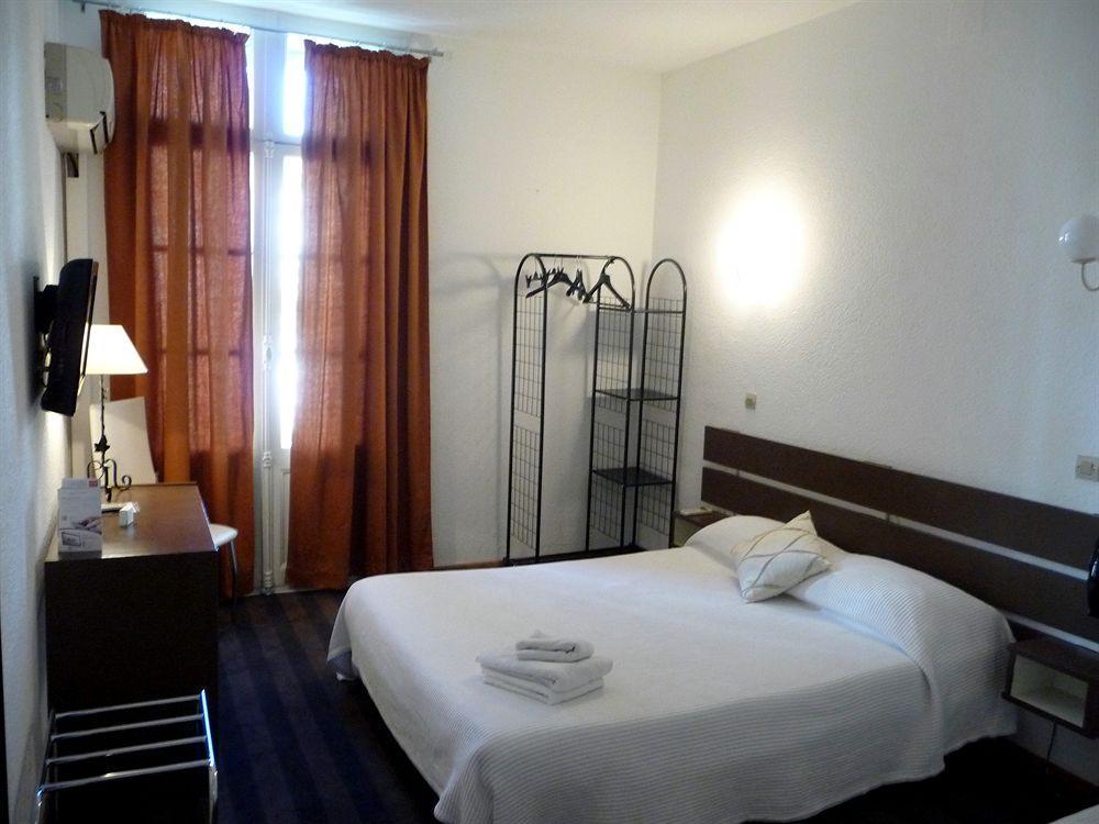 Hotel Alexander Perpignan Bagian luar foto
