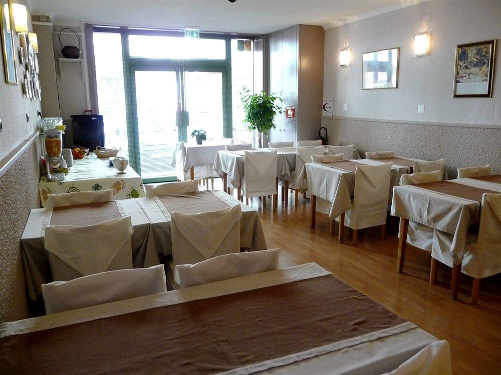 Hotel Alexander Perpignan Bagian luar foto